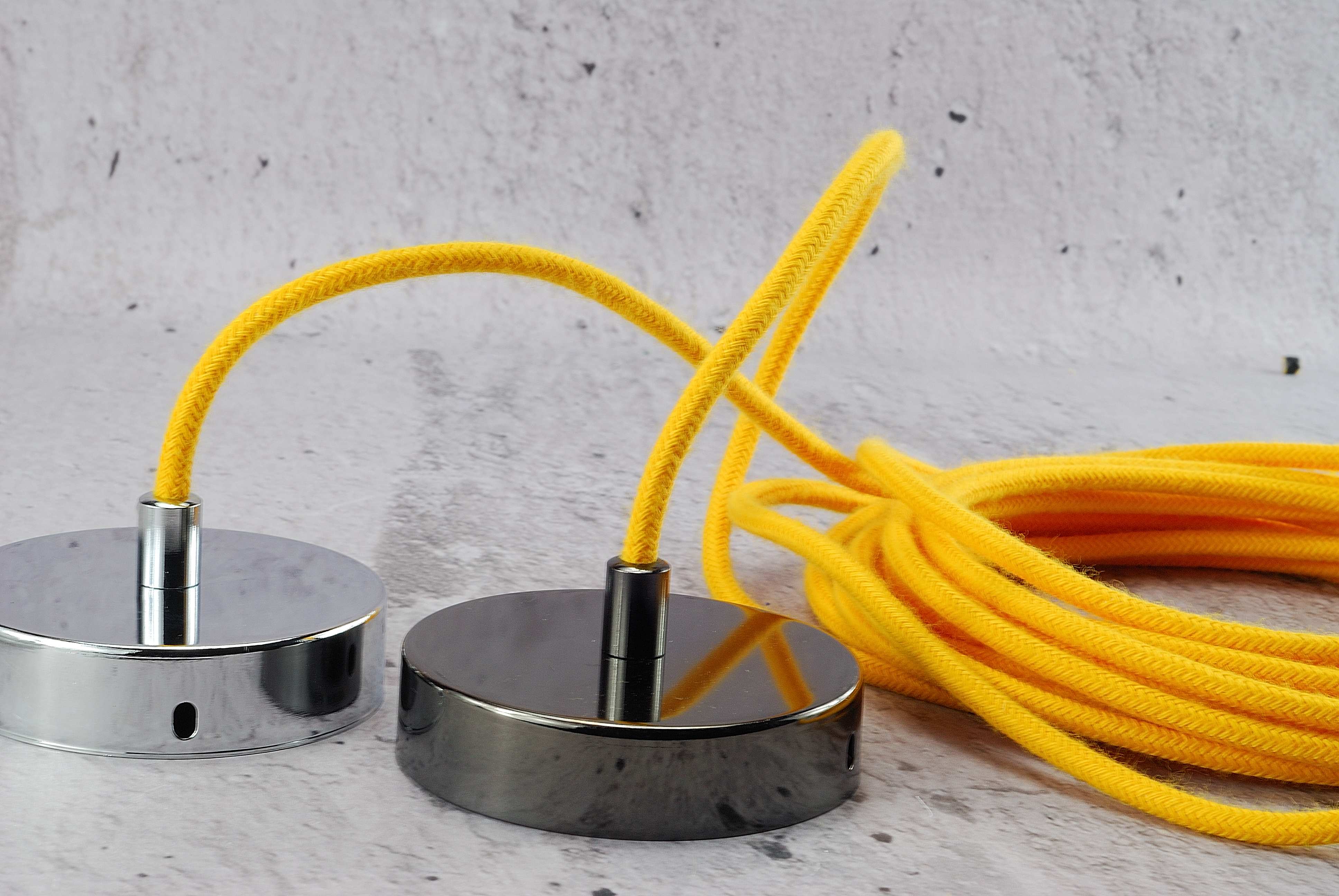 żółty kabel w bawełnianym oplocie